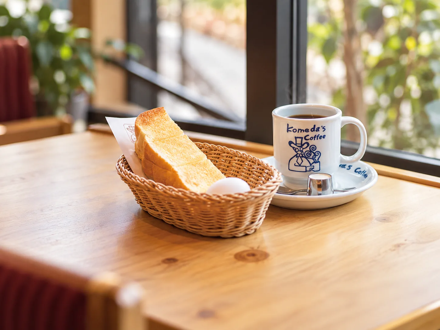 木の温もりに包まれた店内のテーブルとコーヒーカップ